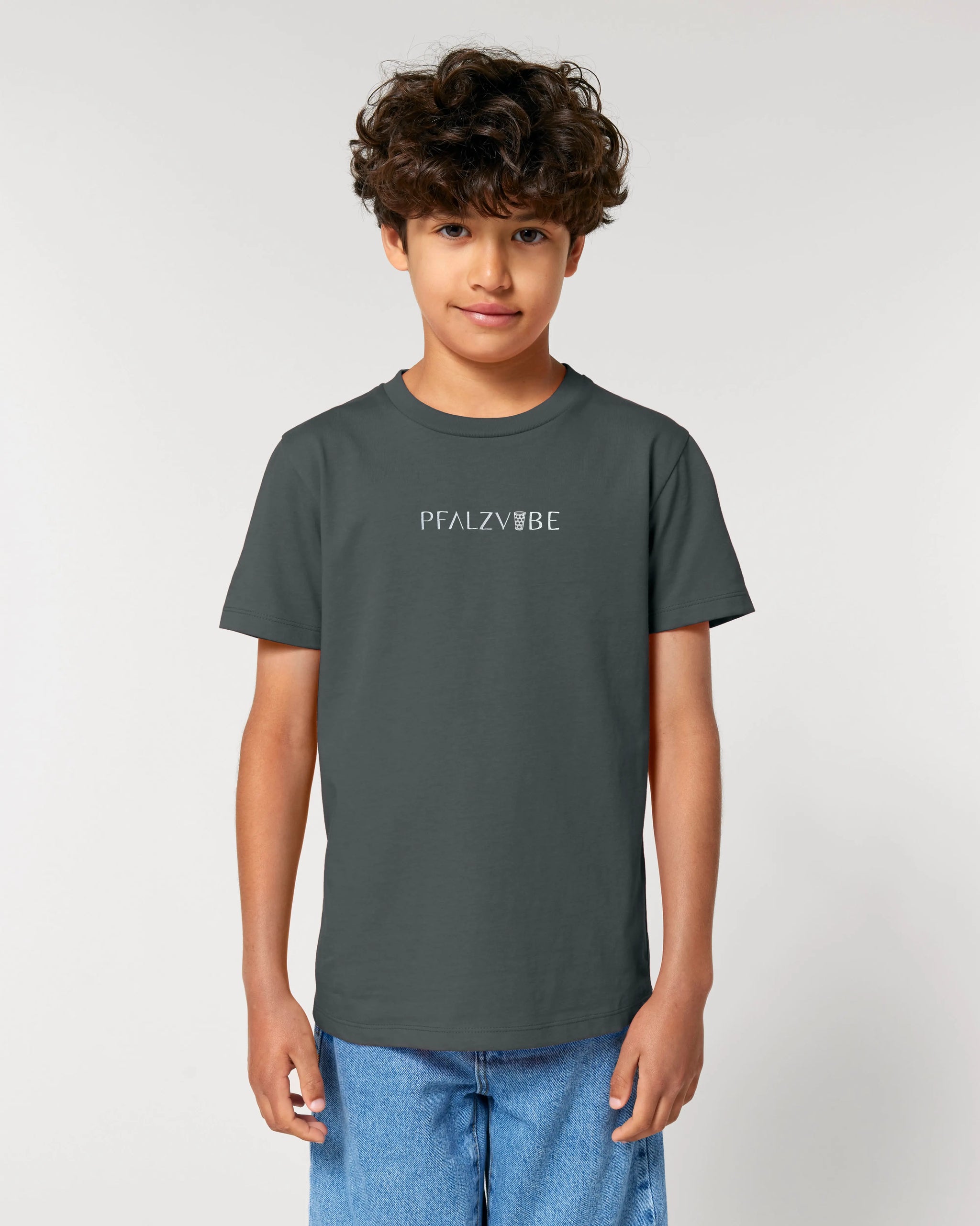 PFALZVIBE Premium Stick Kinder T-Shirt – Seitenansicht – Bio Pfaelzer Streetwear | PFALZVIBE