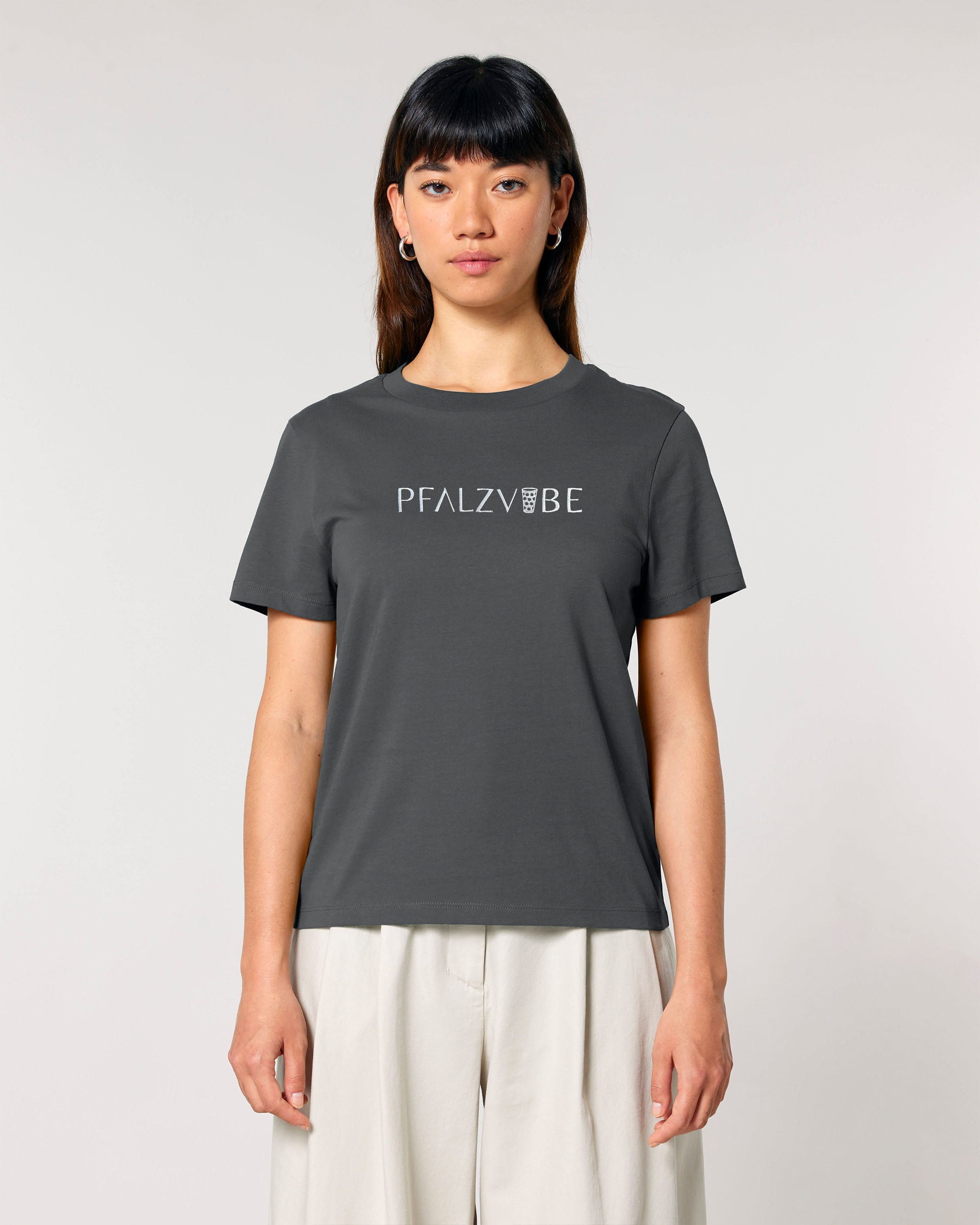 PFALZVIBE Logo-Stick Damenshirt – Produktbild – Bio Pfaelzer Streetwear | PFALZVIBE