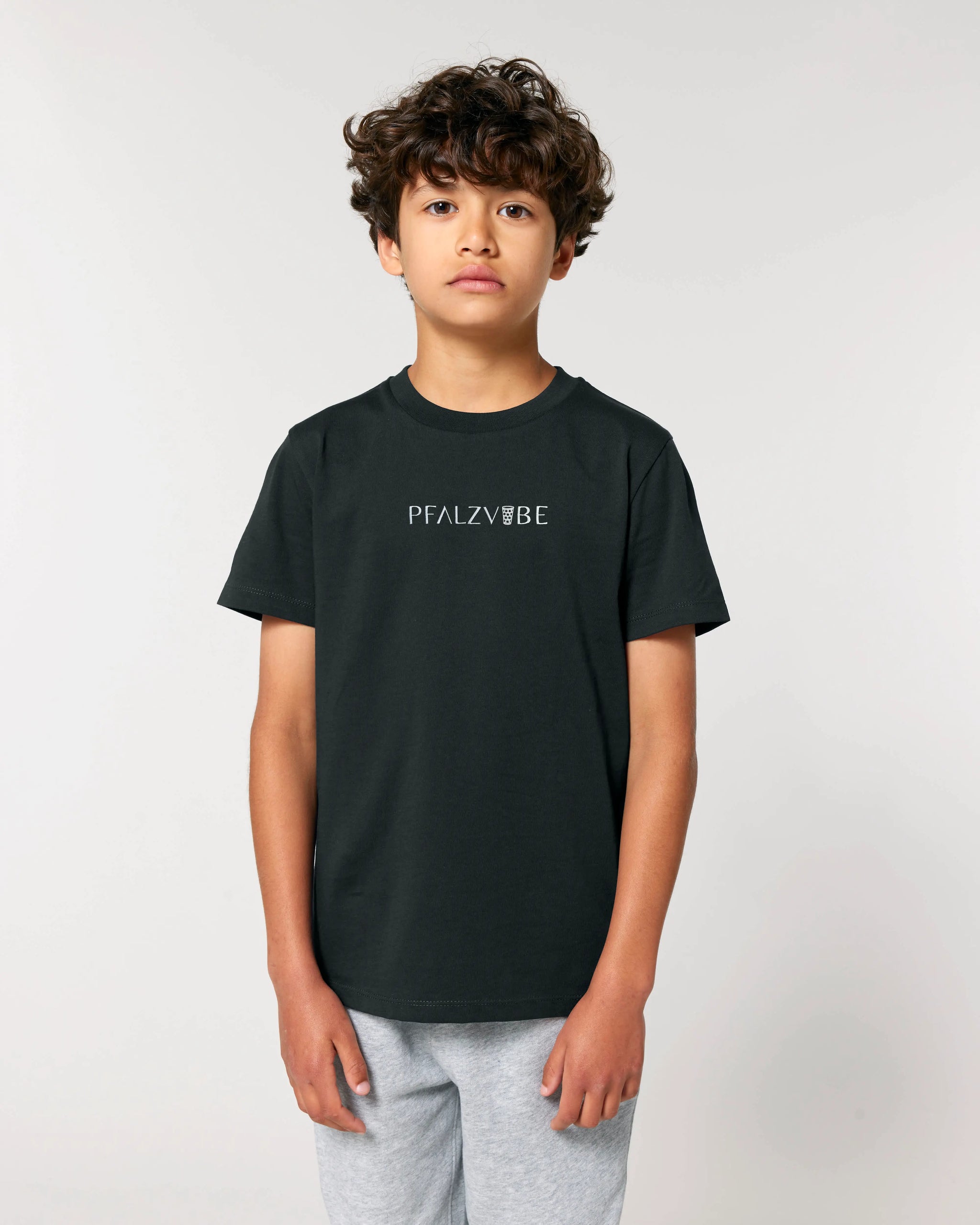 PFALZVIBE Premium Stick Kinder T-Shirt – Detailansicht – Bio Pfaelzer Streetwear | PFALZVIBE