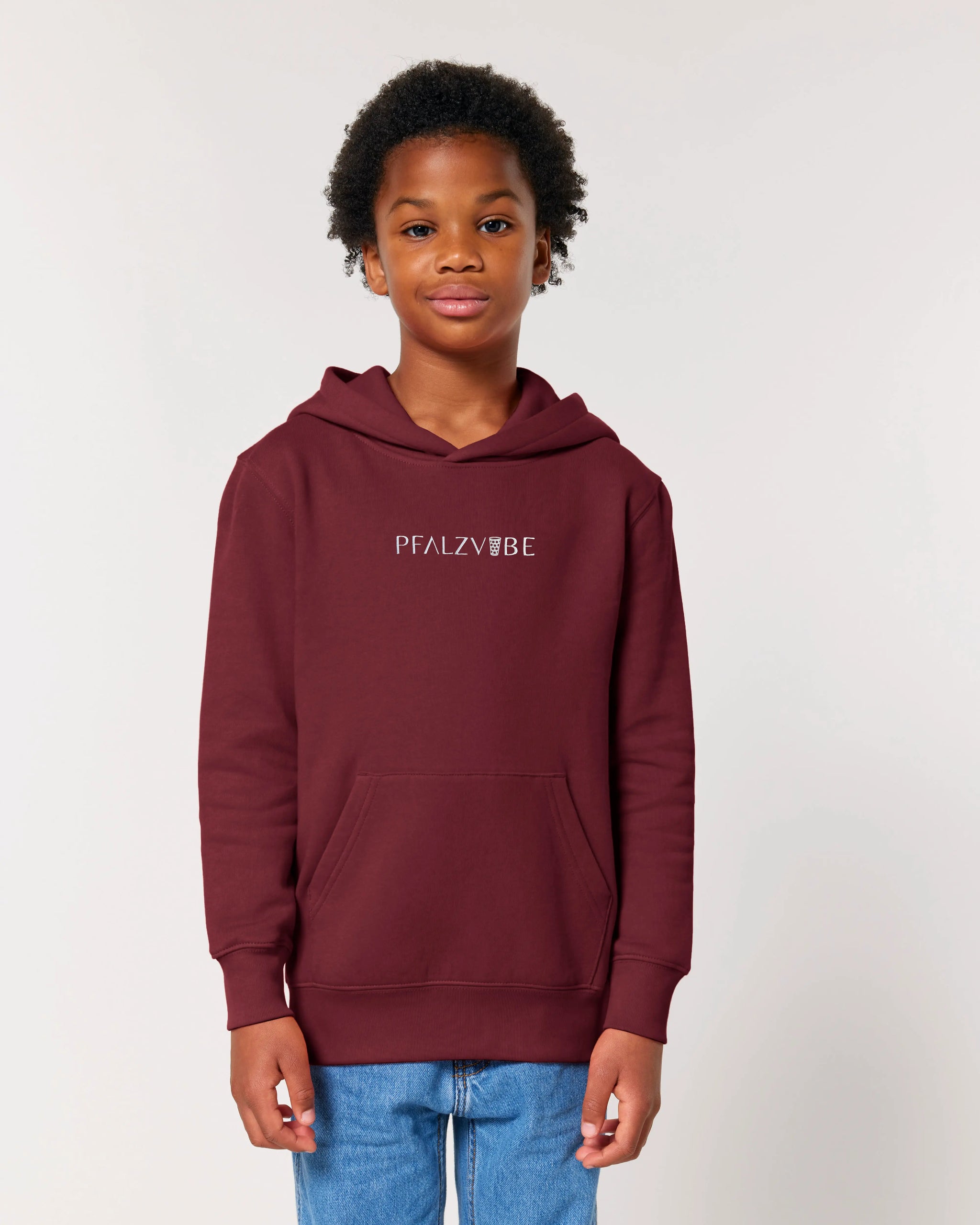 PFALZVIBE Premium Stick Kinder Hoodie – Detailansicht – Bio Pfaelzer Streetwear | PFALZVIBE