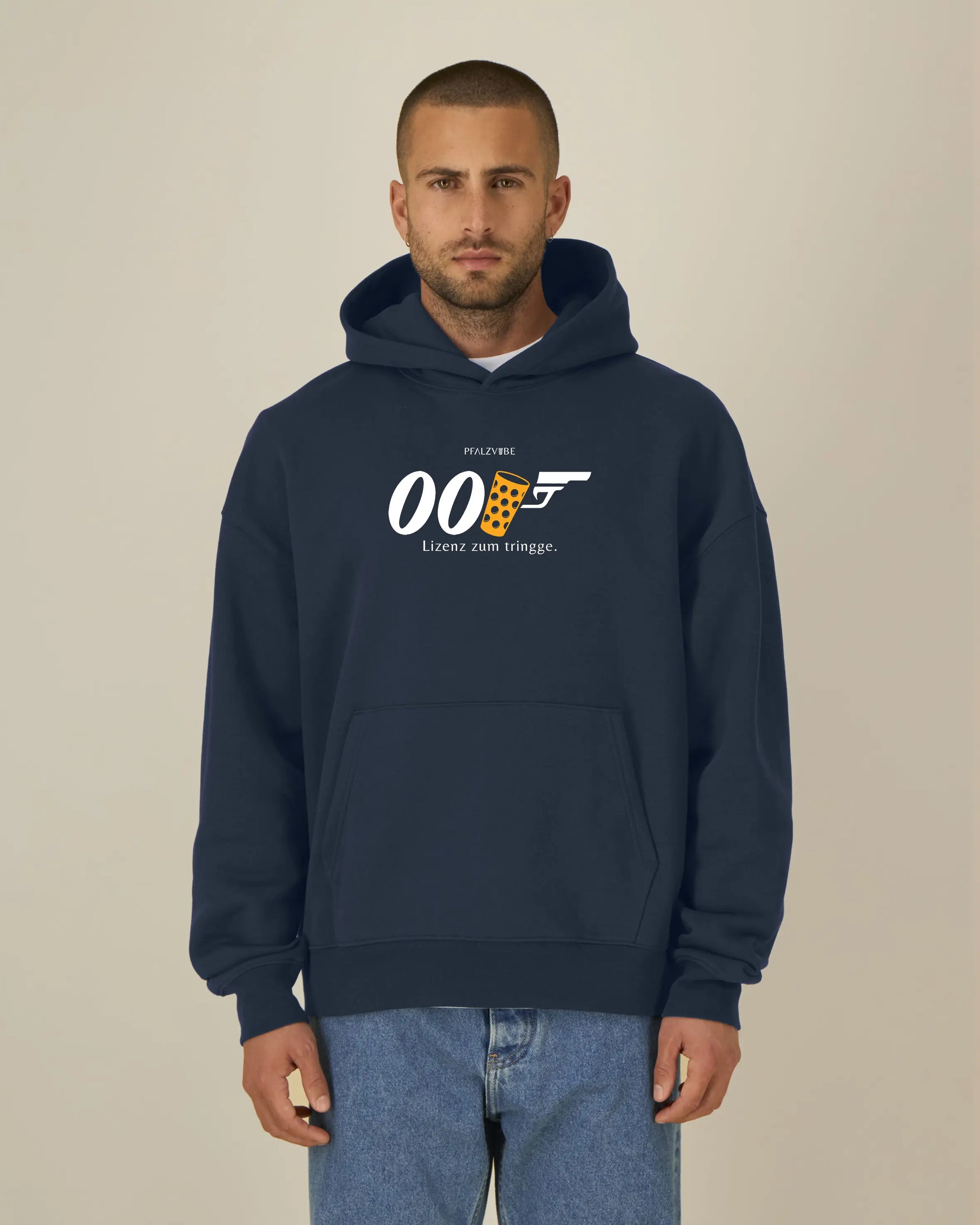 00Schorle Hoodie - Lizenz zum tringge. – Detailansicht – Bio Pfaelzer Streetwear | PFALZVIBE