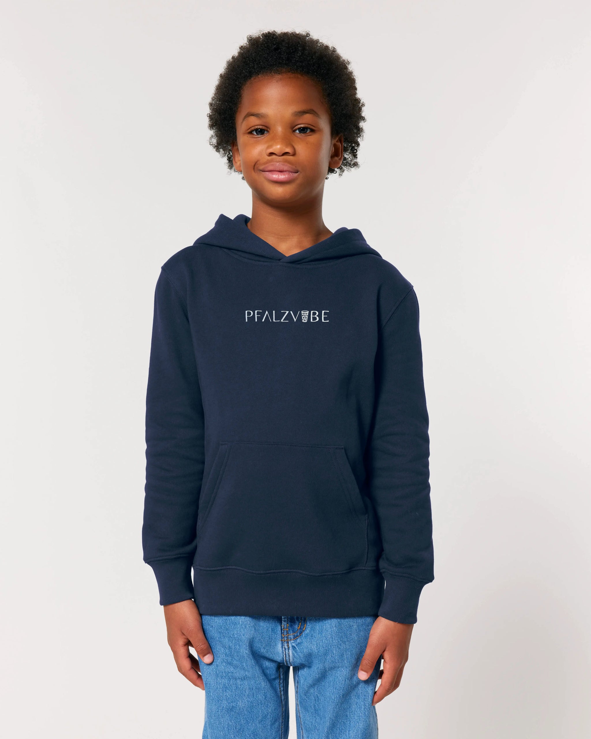 PFALZVIBE Premium Stick Kinder Hoodie – Weiteres Bild – Bio Pfaelzer Streetwear | PFALZVIBE
