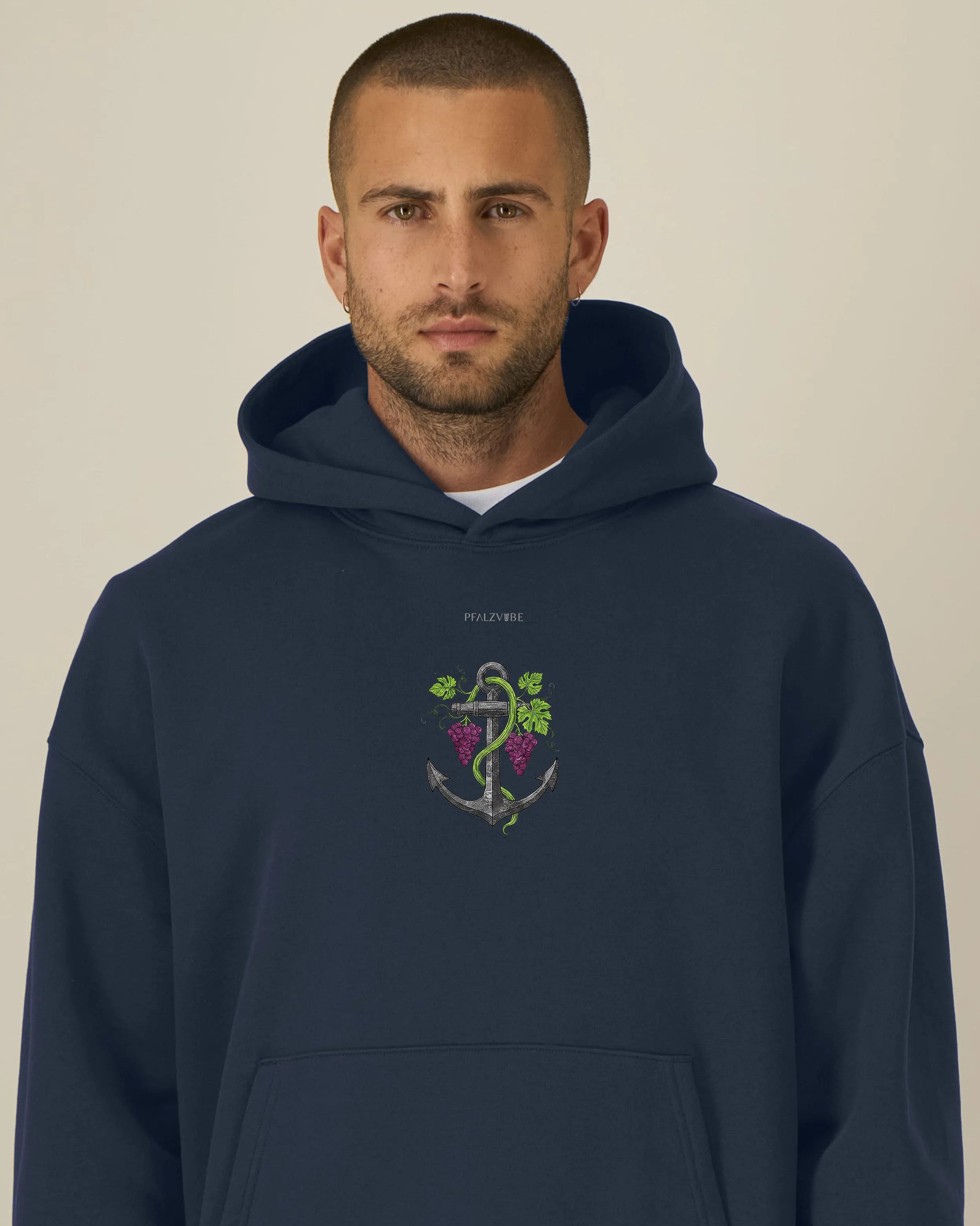 Pfalzanker Hoodie – Seitenansicht – Bio Pfaelzer Streetwear | PFALZVIBE