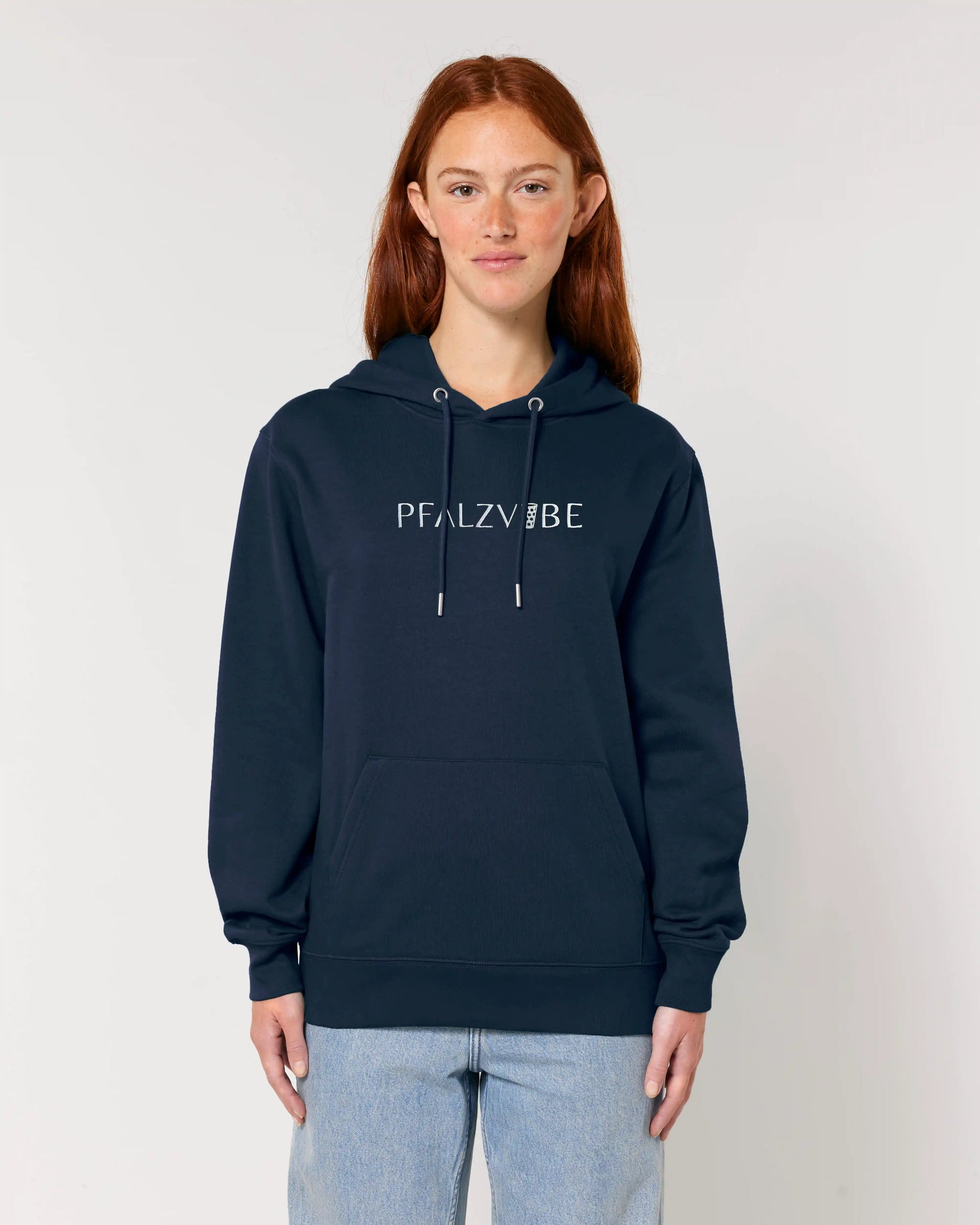 PFALZVIBE Premium Stick Hoodie – Seitenansicht – Bio Pfaelzer Streetwear | PFALZVIBE