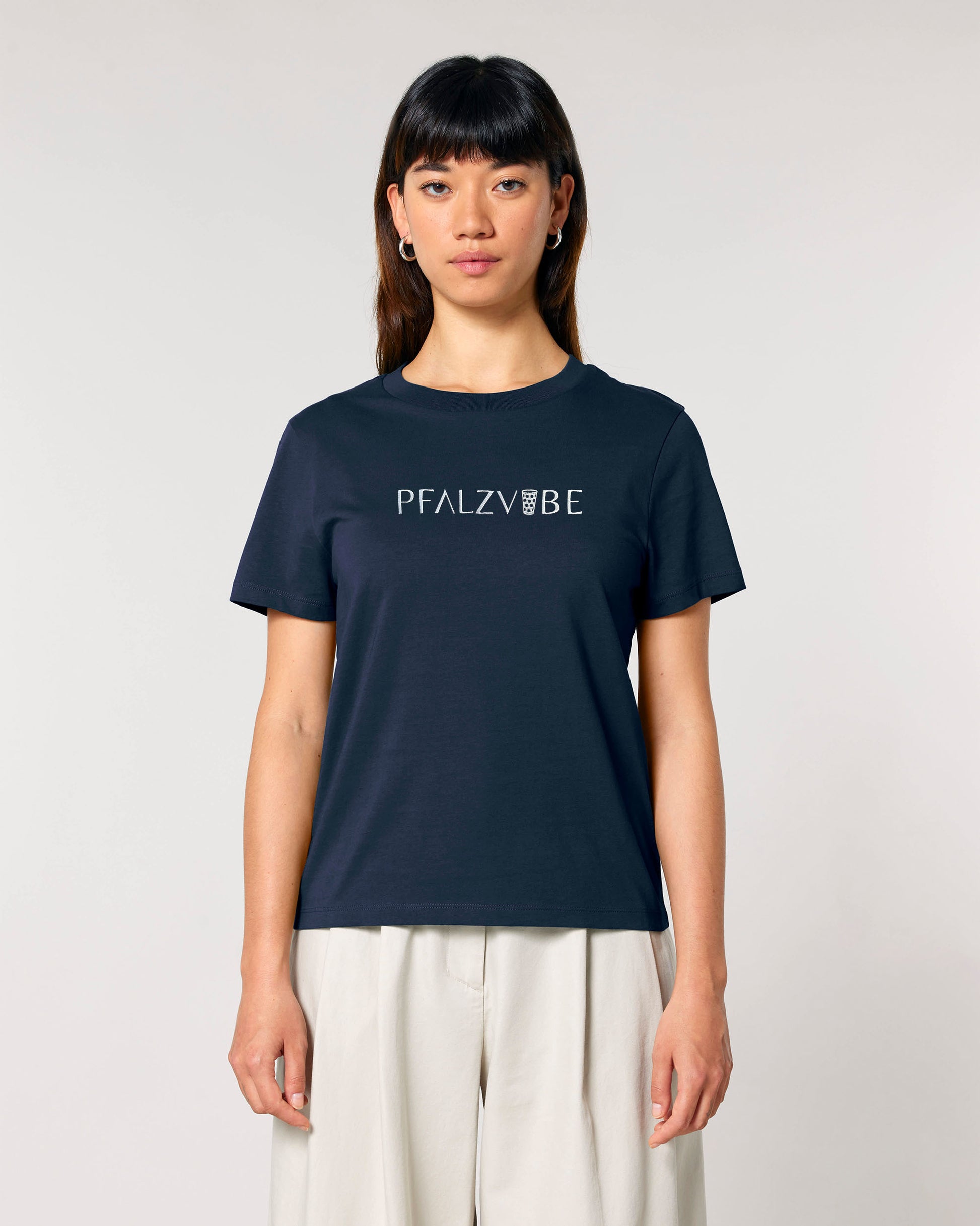 PFALZVIBE Logo-Stick Damenshirt – Seitenansicht – Bio Pfaelzer Streetwear | PFALZVIBE