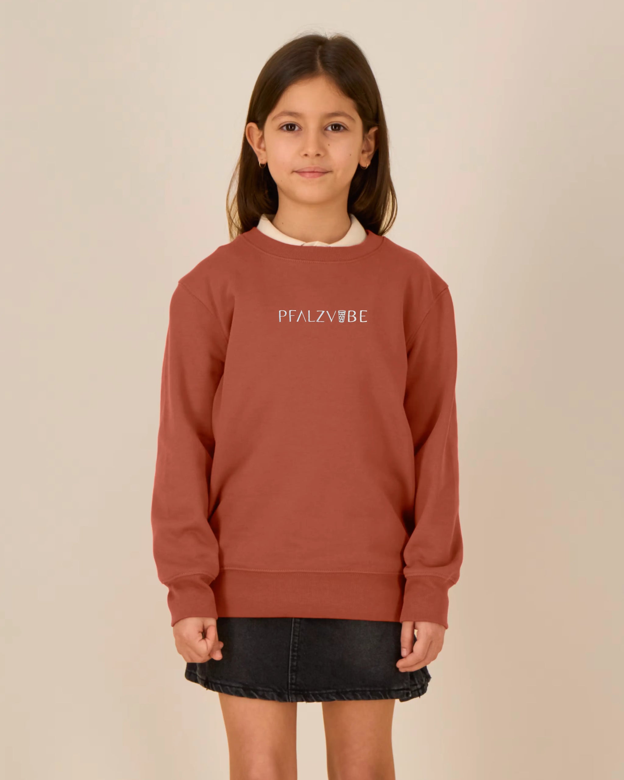 PFALZVIBE Premium Stick Kinder Pullover – Detailansicht – Bio Pfaelzer Streetwear | PFALZVIBE