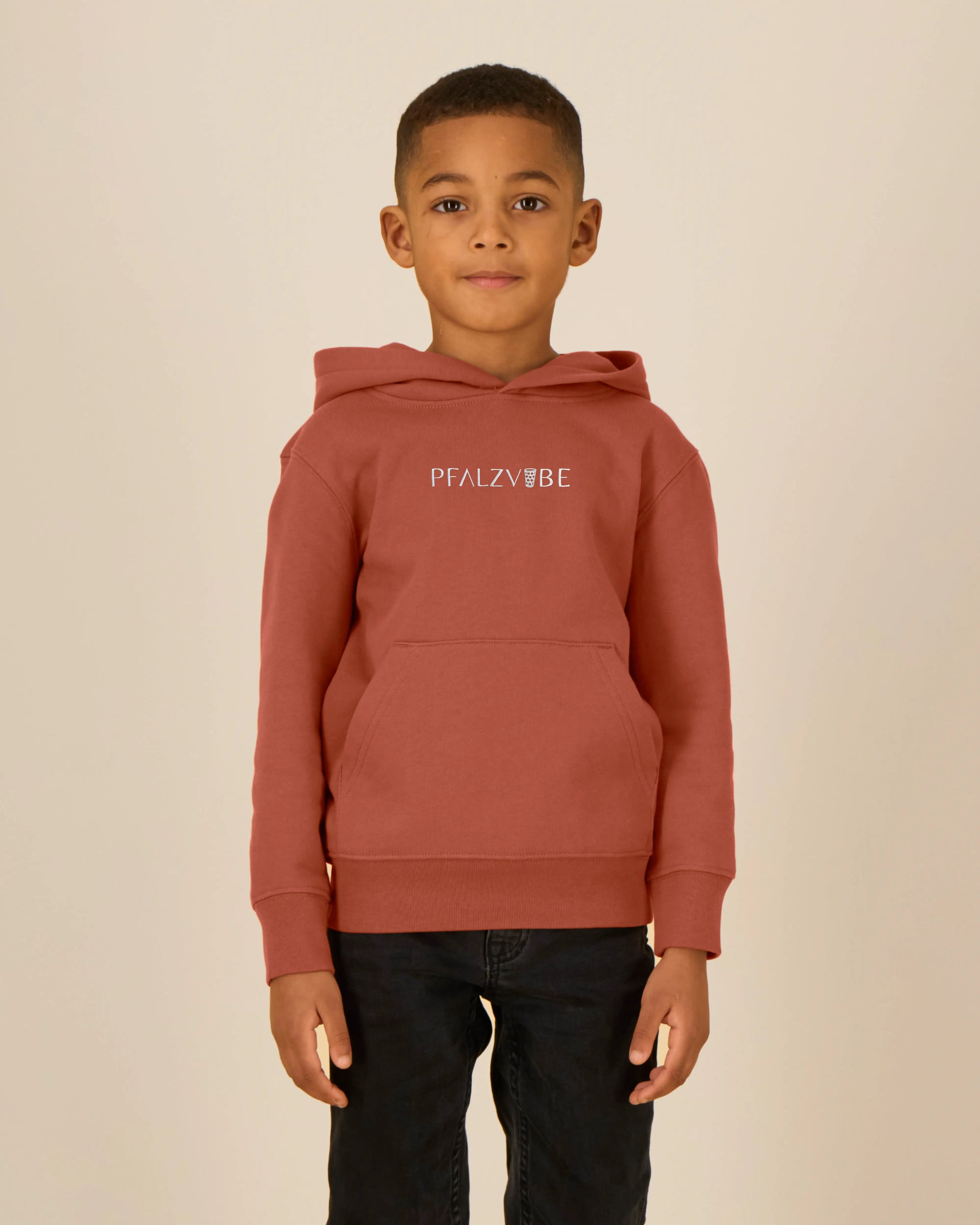 PFALZVIBE Premium Stick Kinder Hoodie – Seitenansicht – Bio Pfaelzer Streetwear | PFALZVIBE