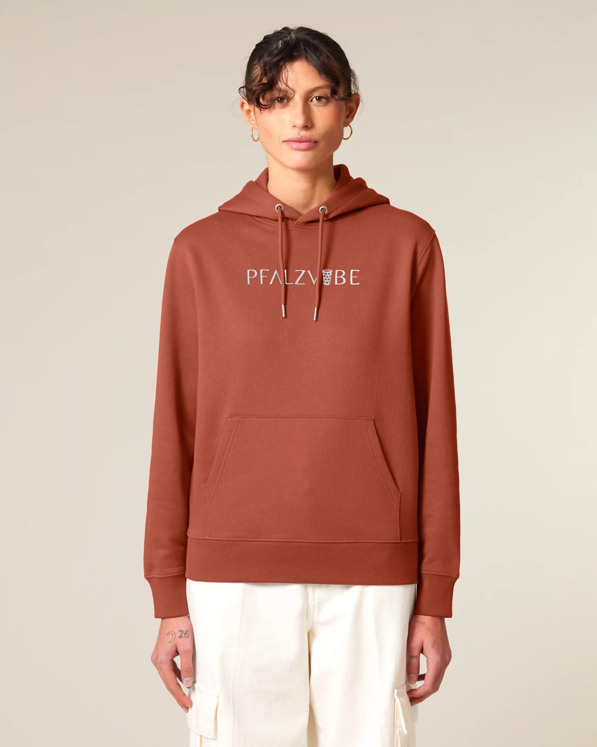 PFALZVIBE Premium Stick Hoodie – Detailansicht – Bio Pfaelzer Streetwear | PFALZVIBE