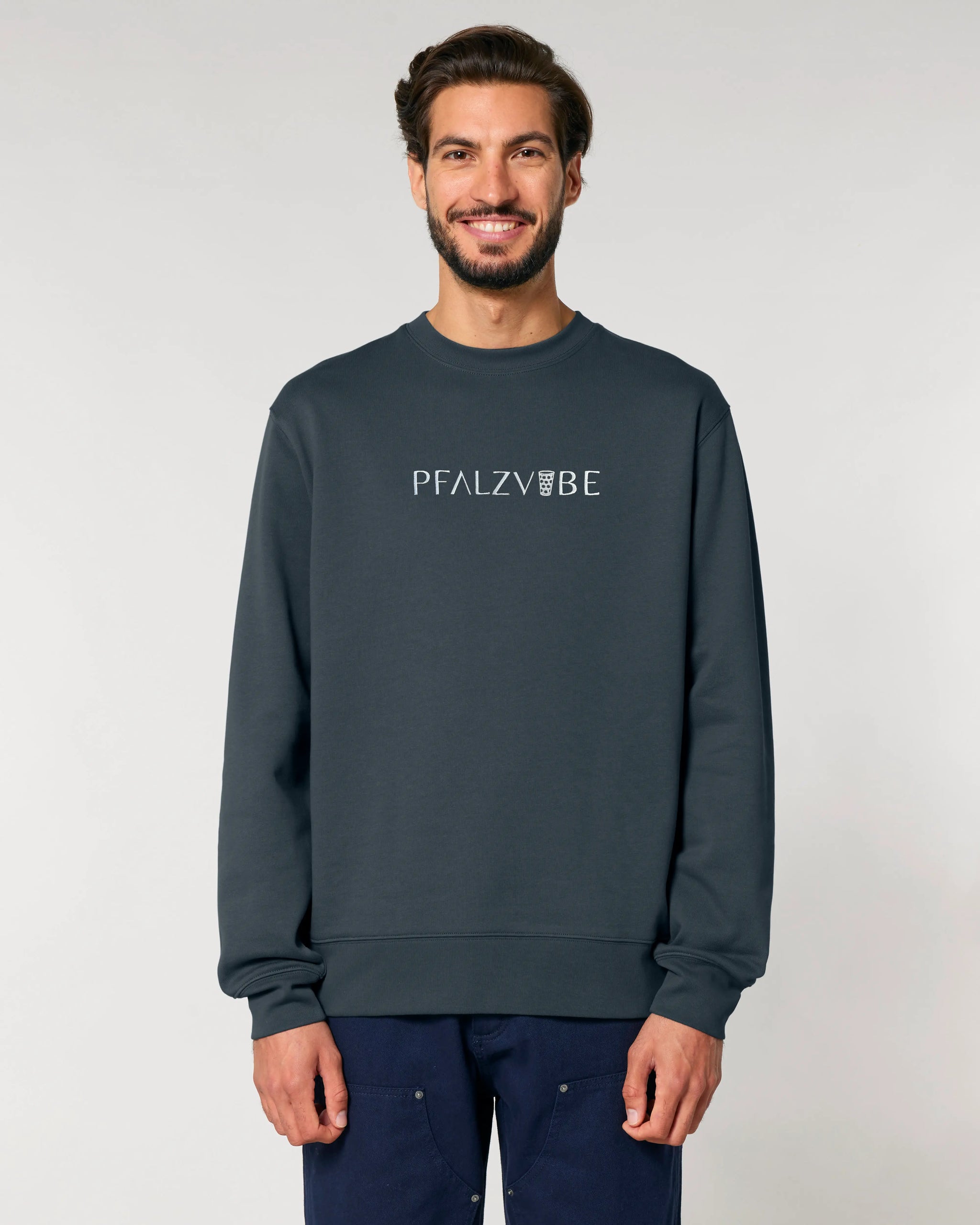 PFALZVIBE Premium Stick Pullover – Detailansicht – Bio Pfaelzer Streetwear | PFALZVIBE