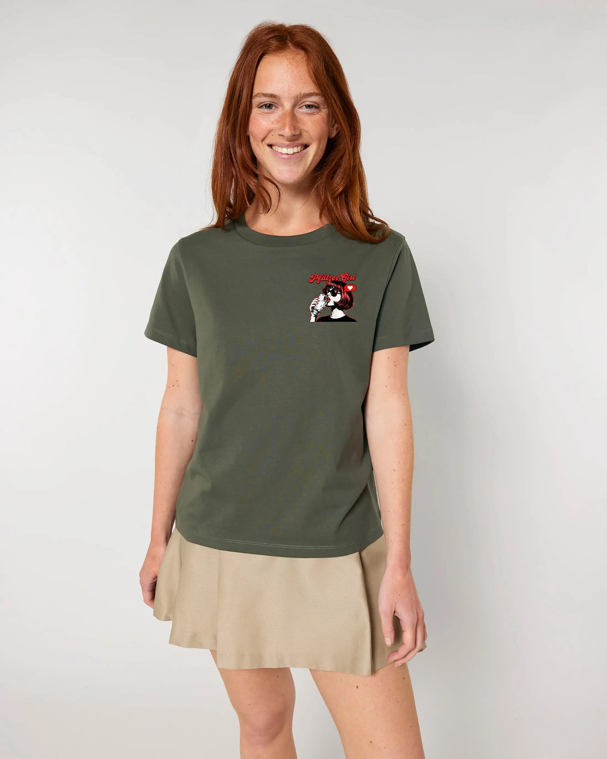 Pfälzer Girl Retro Damenshirt in Khaki – Model-Ansicht (getragen) – Bio-Streetwear aus der Pfalz | PFALZVIBE