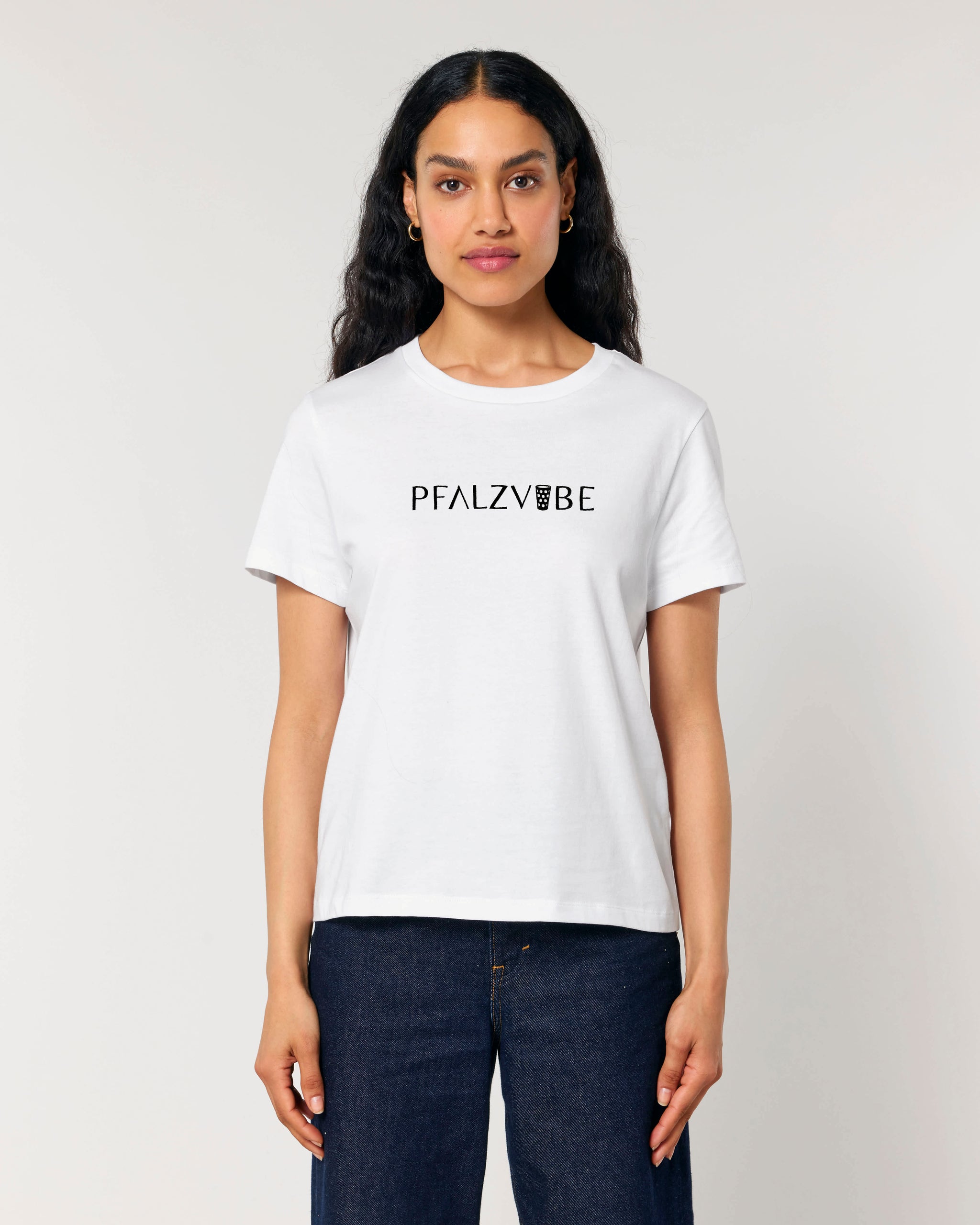 PFALZVIBE Logo-Stick Damenshirt – Detailansicht – Bio Pfaelzer Streetwear | PFALZVIBE
